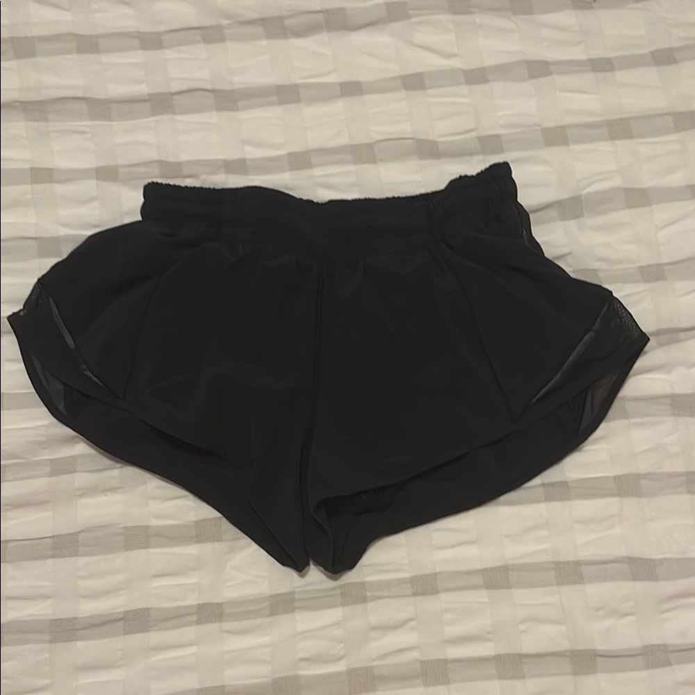 lululemon black size:6,medium length: 2.5 hottie hot shorts